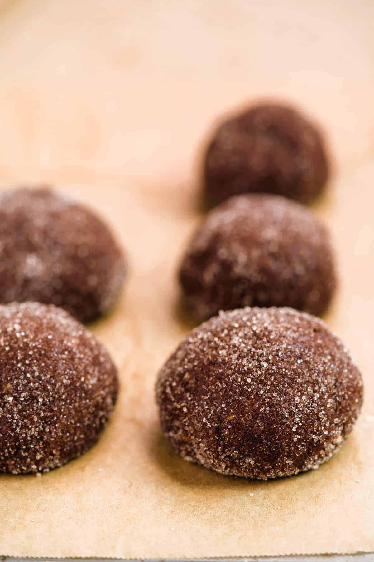 Balls of cookie dough with cane sugar.